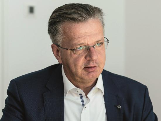 Torsten Löffler ist Geschäftsführer der Unternehmensgruppe Dr. Eckert, einem der größten Bahnhofsbuchhändler Deutschlands. Seit 2019 führt er den Verband Deutscher Bahnhofsbuchhändler (VDBB) als Vorsitzender. (Foto: Gyarmaty/UGDE)
